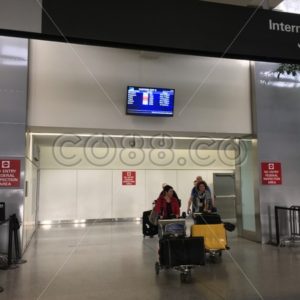 People arriving at the San Francisco International Airport after having gone through Customs at SFO - CO88.co