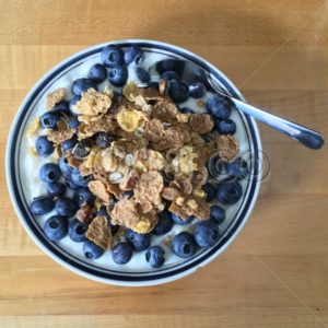 Thick, Creamy Greek Yogurt mixed with Bananas and topped with Blueberries & healthy Breakfast Cereal - CO88.co